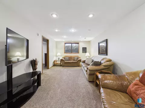 Living - 2900 E 52nd St, Sioux Falls, SD 57103 photo 12 of 16