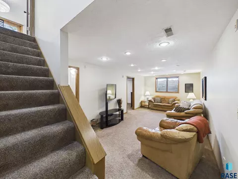 Living - 2900 E 52nd St, Sioux Falls, SD 57103 photo 16 of 16