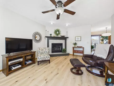 Living - 2900 E 52nd St, Sioux Falls, SD 57103 photo 11 of 16