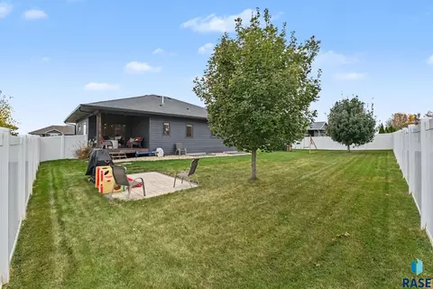 Exterior - 8204 E Roughlock St, Sioux Falls, SD 57110 photo 4 of 6