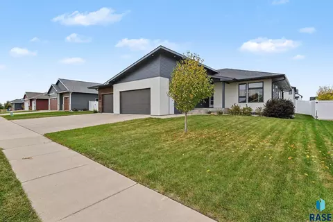 Exterior - 8204 E Roughlock St, Sioux Falls, SD 57110 photo 5 of 6