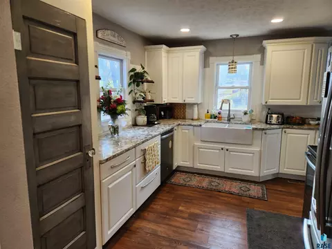 Kitchen - 304 E Beebe Ave, Chamberlain, SD 57325 photo 3 of 4