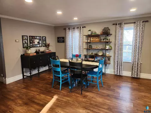 Dining - 304 E Beebe Ave, Chamberlain, SD 57325 photo 1 of 1