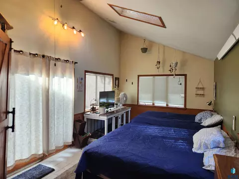 Bedroom - 304 E Beebe Ave, Chamberlain, SD 57325 photo 2 of 2