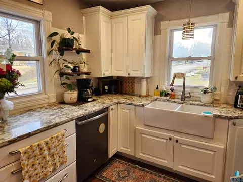 Kitchen - 304 E Beebe Ave, Chamberlain, SD 57325 photo 4 of 4