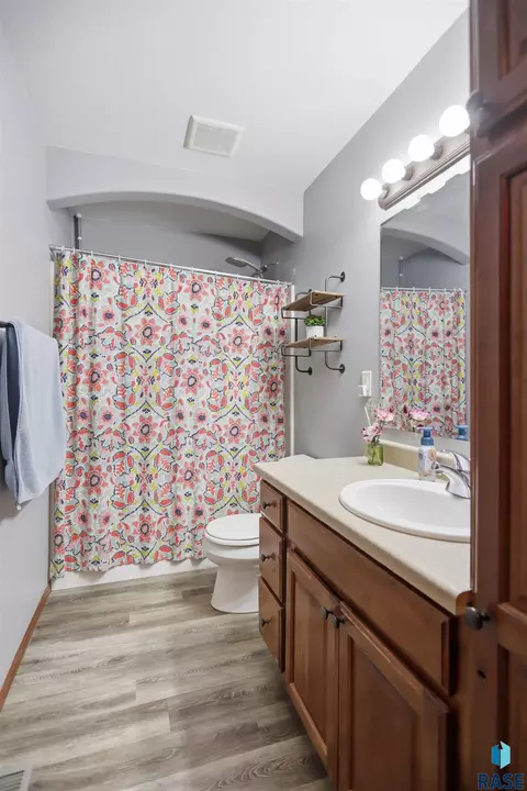 Bath - 445 N Jenny Ave, Tea, SD 57064 photo 1 of 2