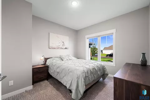 Bedroom - 6501 E 33rd St, Sioux Falls, SD 57110 photo 3 of 9