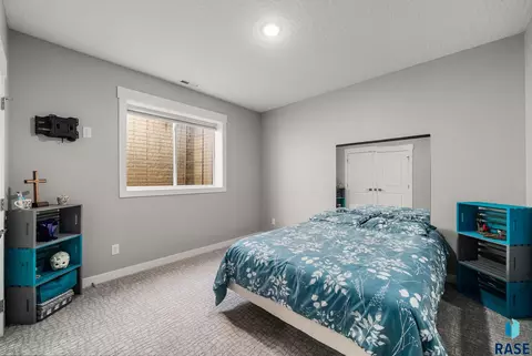 Bedroom - 6501 E 33rd St, Sioux Falls, SD 57110 photo 6 of 9