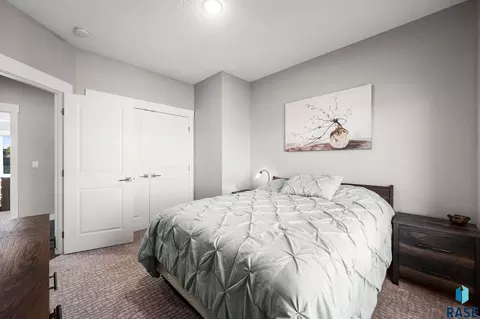 Bedroom - 6501 E 33rd St, Sioux Falls, SD 57110 photo 4 of 9