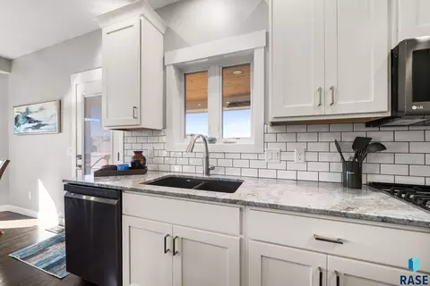Kitchen - 6501 E 33rd St, Sioux Falls, SD 57110 photo 4 of 6