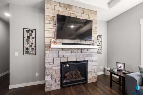 Living - 6501 E 33rd St, Sioux Falls, SD 57110 photo 5 of 8