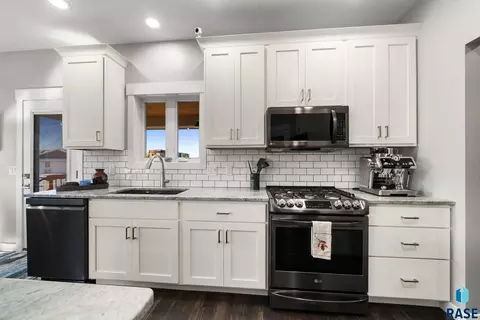 Kitchen - 6501 E 33rd St, Sioux Falls, SD 57110 photo 3 of 6