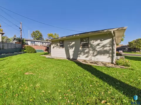 Exterior - 1205 E 30th St, Sioux Falls, SD 57105 photo 3 of 3