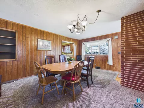 Dining - 1205 E 30th St, Sioux Falls, SD 57105 photo 3 of 5