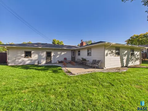 Exterior - 1205 E 30th St, Sioux Falls, SD 57105 photo 2 of 3