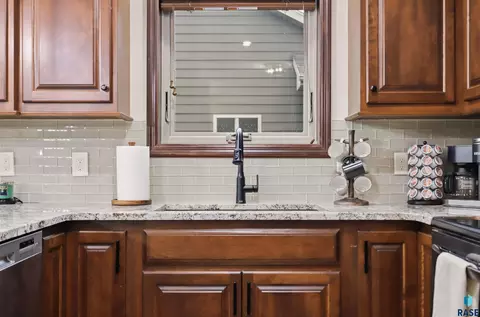 Kitchen - 5401 S Westwind Ave, Sioux Falls, SD 57108 photo 3 of 3