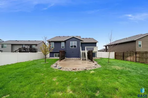 Exterior - 2909 S Keyrell Dr, Sioux Falls, SD 57106 photo 13 of 15