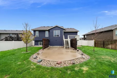 Exterior - 2909 S Keyrell Dr, Sioux Falls, SD 57106 photo 8 of 15