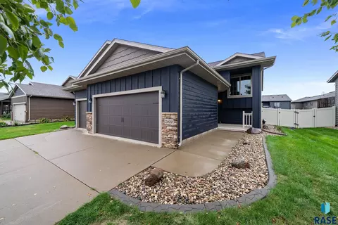 Exterior - 2909 S Keyrell Dr, Sioux Falls, SD 57106 photo 4 of 15