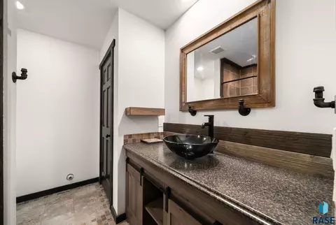 Bath - 2909 S Keyrell Dr, Sioux Falls, SD 57106 photo 4 of 4