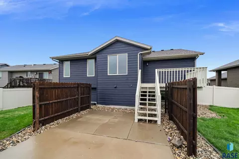 Exterior - 2909 S Keyrell Dr, Sioux Falls, SD 57106 photo 14 of 15