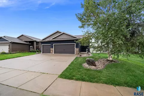 Exterior - 2909 S Keyrell Dr, Sioux Falls, SD 57106 photo 2 of 15