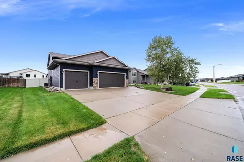 Exterior - 2909 S Keyrell Dr, Sioux Falls, SD 57106 photo 3 of 15