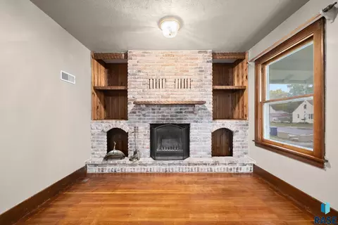 Living - 425 S Bartlett St, Canton, SD 57013 photo 1 of 3