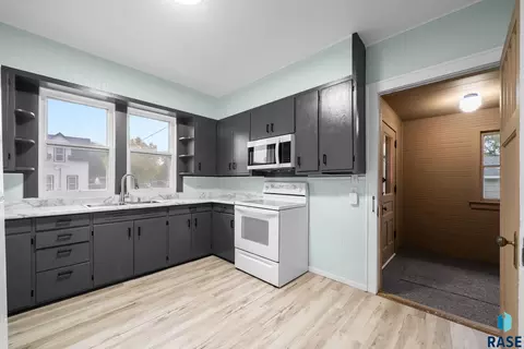 Entry Way - 425 S Bartlett St, Canton, SD 57013 photo 1 of 2