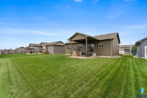 Exterior - 7305 E Corinth St, Sioux Falls, SD 57110 photo 4 of 5