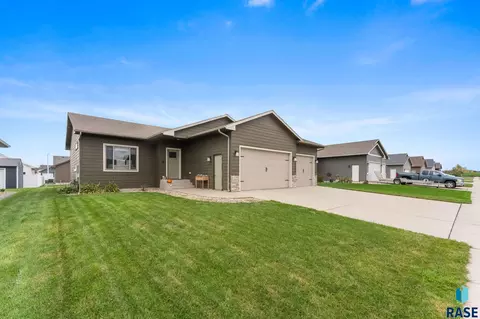 Exterior - 7305 E Corinth St, Sioux Falls, SD 57110 photo 3 of 5