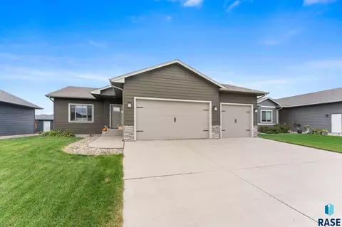 Exterior - 7305 E Corinth St, Sioux Falls, SD 57110 photo 2 of 5