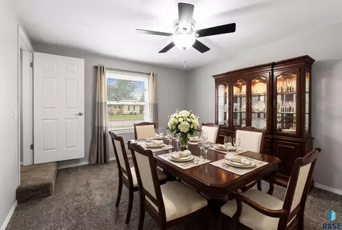 Dining - 4416 E Oak St, Sioux Falls, SD 57103 photo 4 of 4