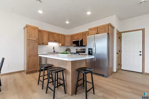 Kitchen - 8005 E Tencate Pl, Sioux Falls, SD 57110 photo 2 of 3
