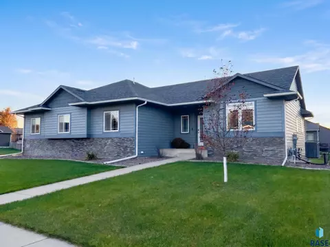 Exterior - 6909 S Shadow Cir, Sioux Falls, SD 57108 photo 2 of 6