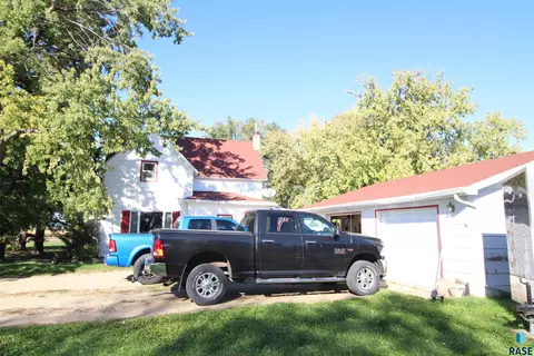 Exterior - 602 N Section Line St, Howard, SD 57349 photo 2 of 4