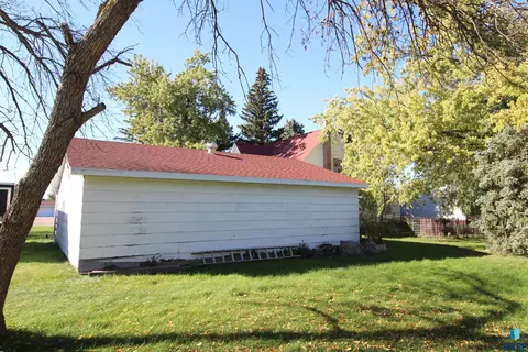 Exterior - 602 N Section Line St, Howard, SD 57349 photo 3 of 4
