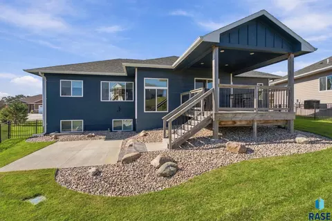 Exterior - 8013 E Norway Pine Trl, Sioux Falls, SD 57110 photo 4 of 5