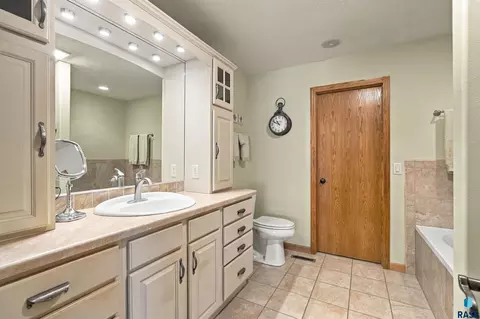 Bath - 5224 E Pop Fly Pl, Sioux Falls, SD 57110 photo 1 of 2
