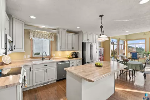 Kitchen - 5224 E Pop Fly Pl, Sioux Falls, SD 57110 photo 3 of 5