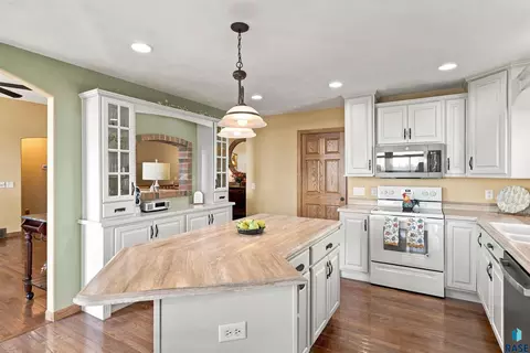 Kitchen - 5224 E Pop Fly Pl, Sioux Falls, SD 57110 photo 2 of 5