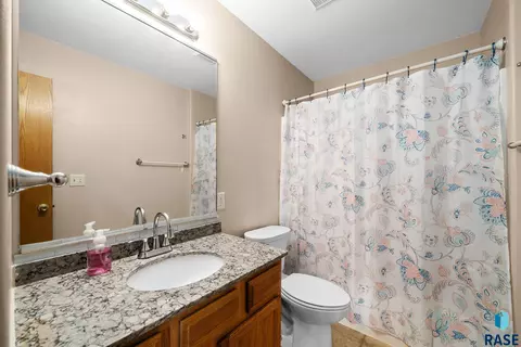 Bath - Undisclosed, Sioux Falls, SD 57106 photo 1 of 2