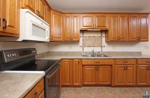 Kitchen - 28265 463rd Ave, Davis, SD 57021 photo 1 of 2