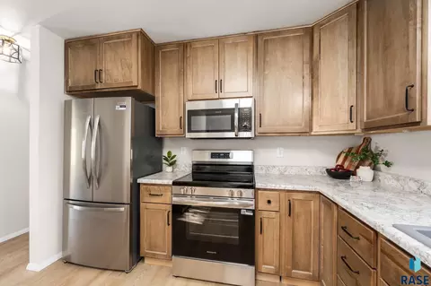 Kitchen - 421 W Charish St, Tea, SD 57064 photo 3 of 4