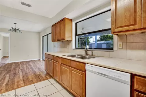 208 Vanwall Ter, Sebring, FL 33872 photo 8