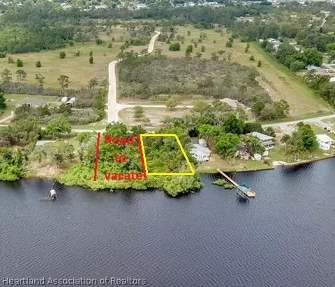 716 Memorial Dr, Sebring, FL 33870 photo 1