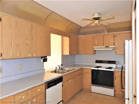 60 E Monroe St, Avon Park, FL 33825 photo 9