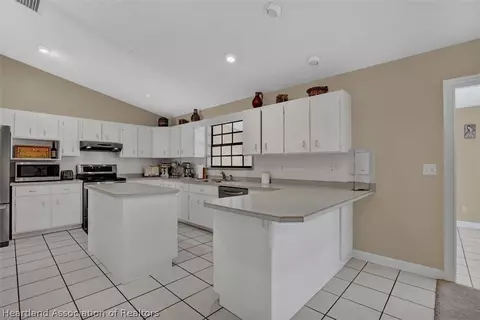 1069 Hyacinth Ave, Sebring, FL 33875 photo 3