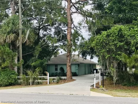 746 Memorial Dr, Sebring, FL 33870 photo 2
