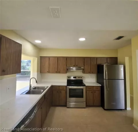 216 Robin Ave, Sebring, FL 33870 photo 4